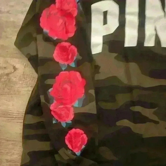 💎Rare VS PINK Rose & Camo top💎 - Picture 2 of 3